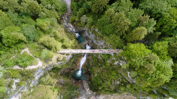 Widok Most Dla Pieszych Przez Wąwóz Wodospadem Widok Góry — Zdjęcie stockowe