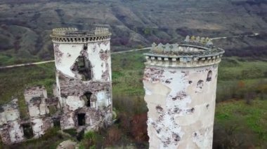 Bir kuş bakışı Chervonohorod Kalesi'nin yıkık kulenin. Ukrayna