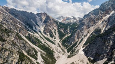 Alp dağlarında karlı çamur akışının havadan görünüşü.