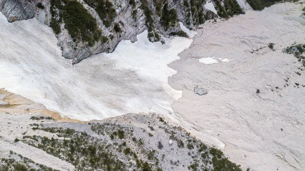 Alp Dağları 'ndaki karlı çamur akışının havadan görünüşü..