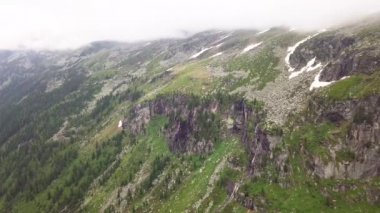 Şelale Alp Dağları içinde son derece hava görünümünü. Avusturya