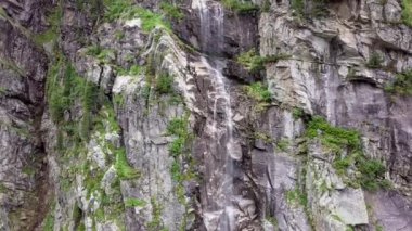 Şelale Alp Dağları içinde son derece hava görünümünü. Avusturya