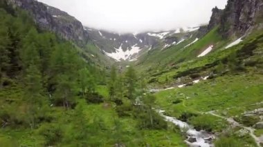Alp Dağları dağ dere hava görünümünü. Avusturya
