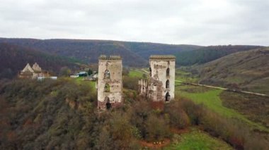 Chervonohorod Kalesi ve yıkık kilise kalıntıları kuşbakışı göz görünümünden görüntüleyin. Ukrayna. Kale kule arasında casus uçak uçar