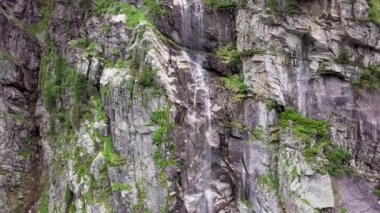 Şelale Alp Dağları içinde son derece hava görünümünü. Avusturya