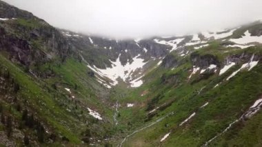  Alp Dağları yüksek dağ kanyonda hava görünümünü. Avusturya