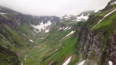 Alp Dağları yüksek dağ kanyonda hava görünümünü. Avusturya