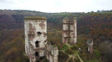 Chervonohorod kale kalıntıları kuşbakışı göz görünümünden görüntüleyin. Ukrayna. Kale kule arasında casus uçak uçar