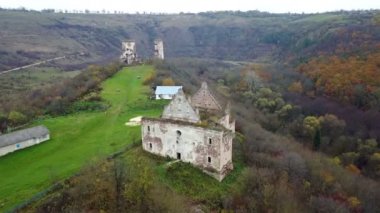 Bir kuş bakışı yıkık kilisenin ve Chervonohorod kalesi kalıntıları ediyor. Ukrayna