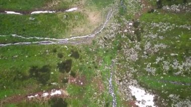 Bir kuş bakışı alp manzara, bir geçit, bir dağ yolu. Avusturya