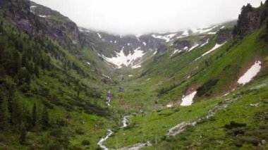 Bir kuş bakışı Alp Dağları'nda yüksek dağ kanyon. Avusturya