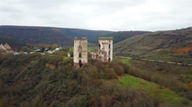 Chervonohorod Kalesi'nin yıkık kuleleri hava görünümünü. Ukrayna
