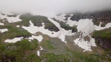 Alpler karla kaplı yaylalarında hava görünümünü. Avusturya