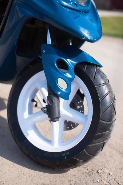 Front Wheel Blue Modern Scooter Gravel Road — Stock Photo, Image