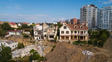 Depremden sonra yıkılan lüks ev.