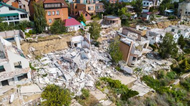 Depremden sonra yıkılan lüks ev.