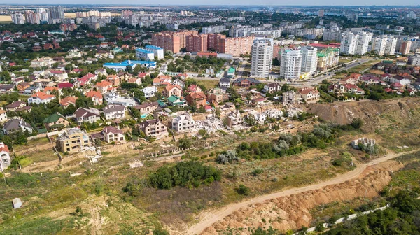 Depremden sonra yıkılan lüks ev.