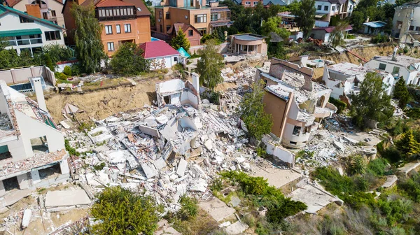 Depremden sonra yıkılan lüks ev.