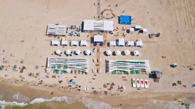 Chernomosk, Ukrayna - 30 Haziran 2018: Sahilde Lüks Bungalov üzerinde hava havadan görünümü.