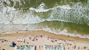 Bir plaj sahil şeridine ve deniz dalgaları - top ile havadan görünümü.