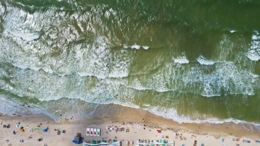 Bir plaj sahil şeridine ve deniz dalgaları - top ile havadan görünümü.