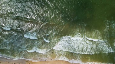 Bir plaj sahil şeridine ve deniz dalgaları - top ile havadan görünümü.