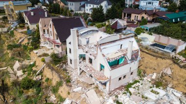 Depremden sonra yıkılan lüks ev.