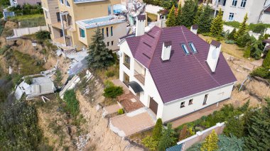 Depremden sonra yıkılan lüks ev.