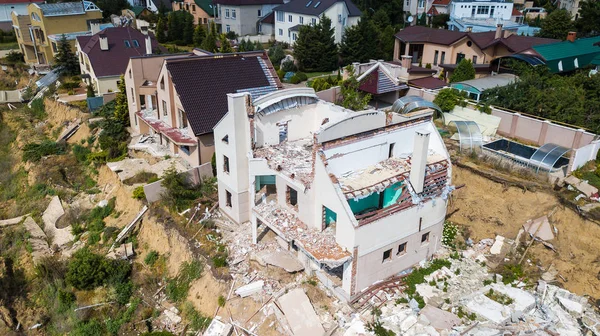 Depremden sonra yıkılan lüks ev.