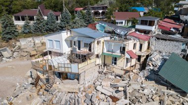 Depremden sonra yıkılan lüks ev.