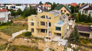 Depremden sonra yıkılan lüks ev.