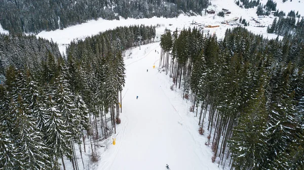 Lyžaři Snowboardisté Jít Dolů Svahu Lyžařském Středisku Bukovel Ukrajina — Stock fotografie
