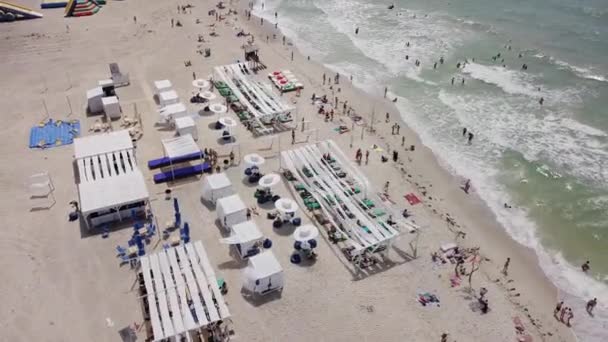 乌克兰铁港 2018年6月30日 海滩和海边豪华游憩区鸟瞰图 — 图库视频影像
