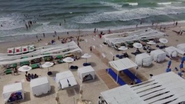 Demir bağlantı noktası, Ukrayna - 30 Haziran 2018: kum plaj ve deniz lüks rekreasyon alanının havadan görünümü