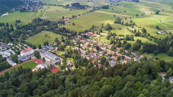 Vista Aérea Uma Pequena Cidade Nas Montanhas Alpinas — Fotografia de Stock