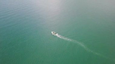 Havadan görünümü. Motorlu tekne denizde yüzen