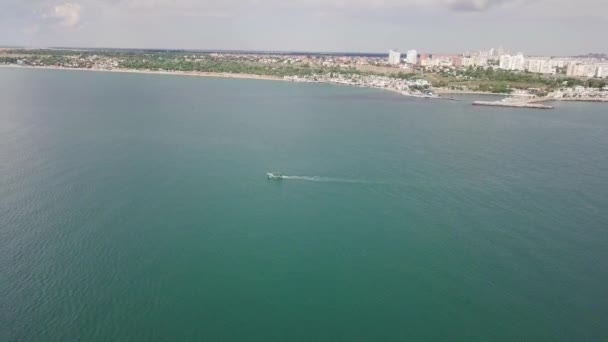 Denizde Yüzen Bir Motorlu Tekne Havadan Görünümü — Stok video