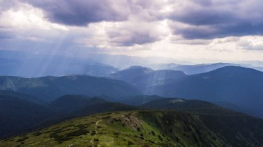 Güneş ışınlarının dağlara fırtınalı gökyüzüne onların yol yapmak.