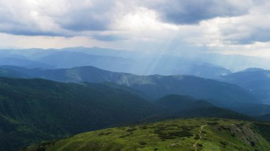 Güneş ışınlarının dağlara fırtınalı gökyüzüne onların yol yapmak.