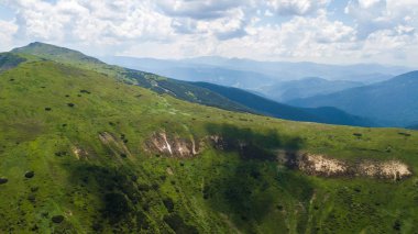 Bir kuş bakışı dağlardan görünümünü.