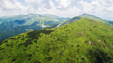 Bir kuş bakışı dağlardan görünümünü.