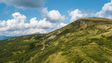 Bir kuş bakışı dağlardan görünümünü.