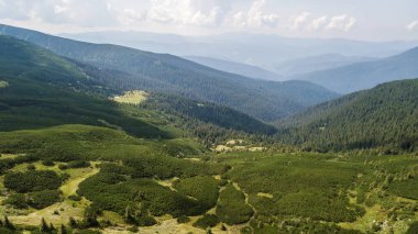 Bir kuş bakışı dağlardan görünümünü.