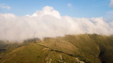 Bir kuş bakışı bulutlar dağlar aralığında görünümünü.