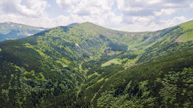 Bir kuş bakışı dağlardan görünümünü.