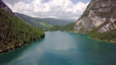 Hava berrak Gölü Lago di görünümünü Braies, İtalya 