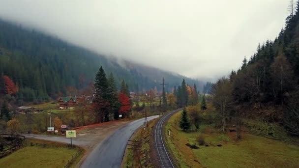 Luchtfoto Van Vallei Van Pittoreske Bergen Met Dorp Spoorweg Weg — Stockvideo