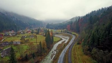 Havadan görünümü Köyü, demiryolu, karayolu ve nehir ile dağ Vadisi. Karpatlar. Ukrayna