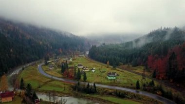 Havadan görünümü Köyü, demiryolu, karayolu ve nehir ile dağ Vadisi. Karpatlar. Ukrayna