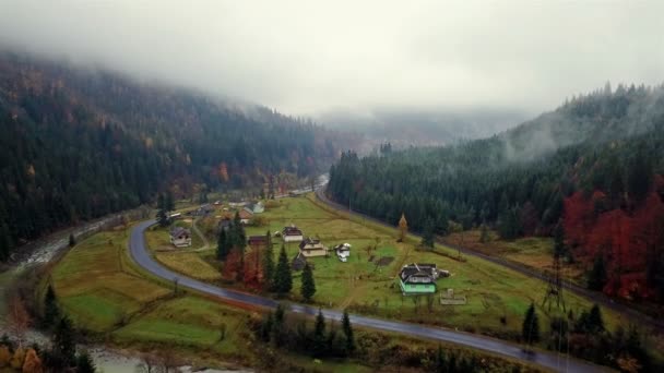 鸟图如诗如画的山谷与村庄 道路和河流 喀尔巴泰人乌克兰 — 图库视频影像